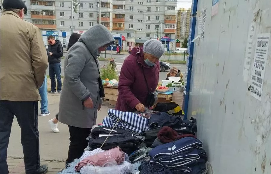 Фото к статье: В Чебоксарах продолжают гонять продавцов, продающих дешевые трусы и носки
