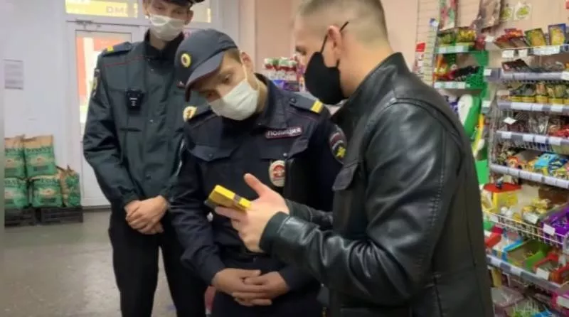 Фото к статье: Чувашский "ревизорро" приехал в Алатырь в поисках просрочки: пришлось вызывать полицейских