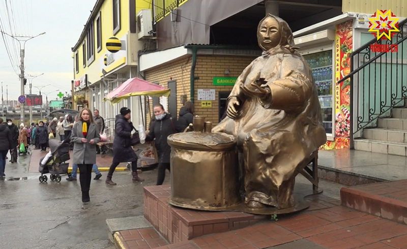 Скульптуру бабушки у Центрального рынка могут убрать с "насиженного места": что думают горожане