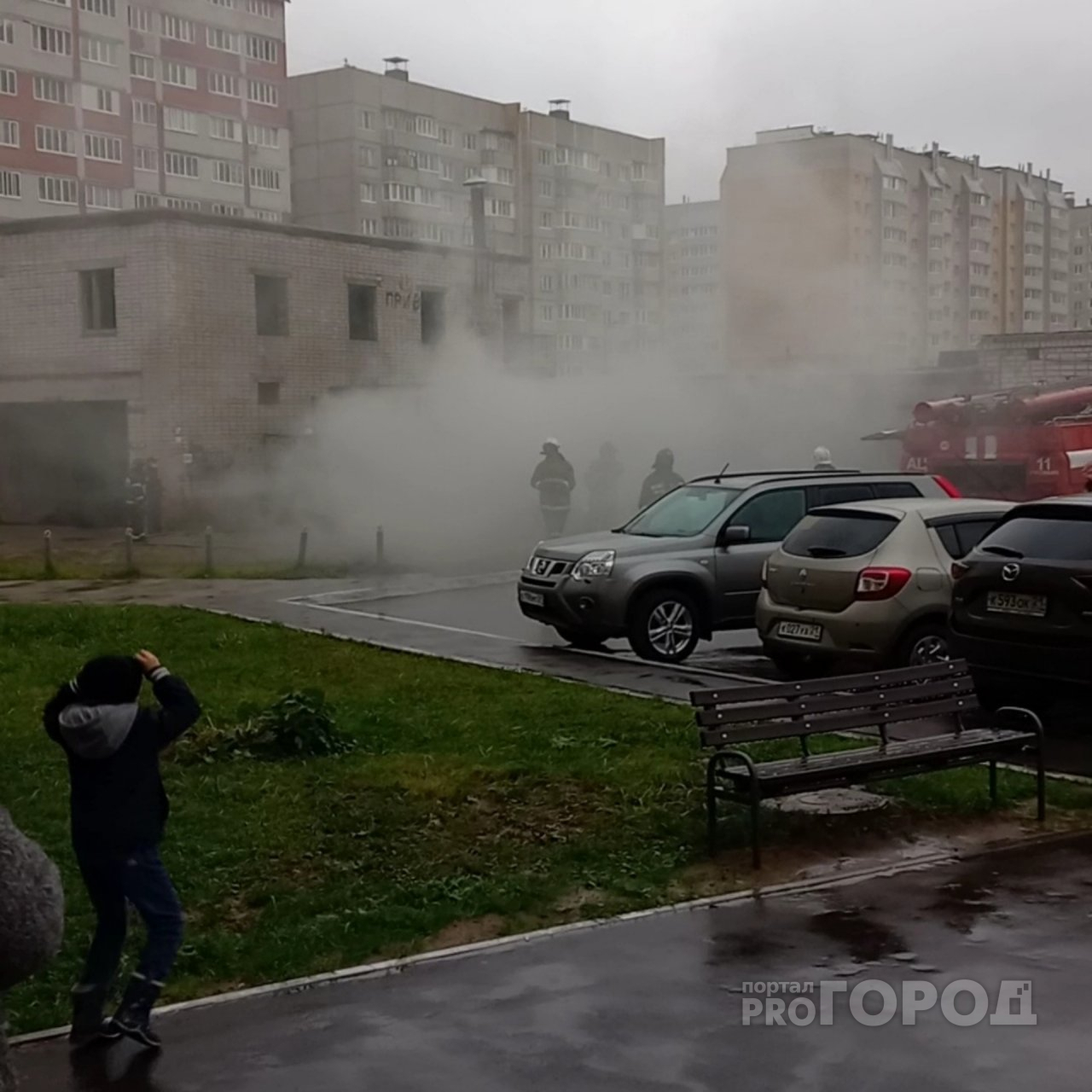 В Новочебоксарске загорелся гараж: спасатели спиливали ворота