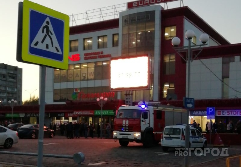 Возле торгового центра в Новоюжке толпа народу: подъехали скорая и пожарная машины