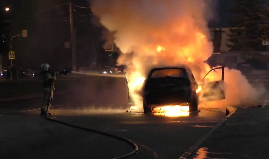 В Чебоксарах дотла сгорела BMW X5: потушить смогли только пожарные