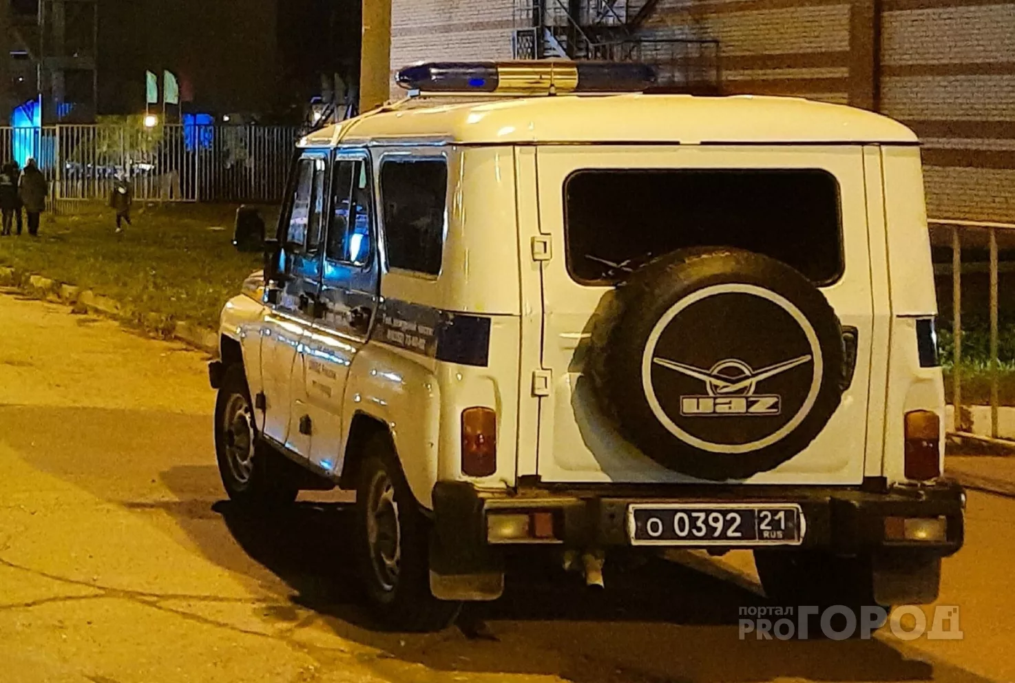 Фото к статье: Пока семья спала, загорелся их сарай: случайно заметившие дым полицейские заехали к ним и разбудили