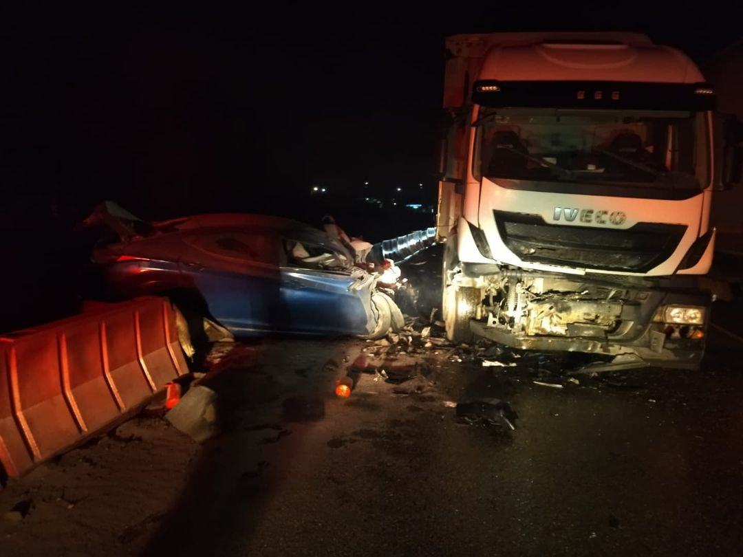 В Чувашии на М7 иномарка влетела в грузовик: умер человек