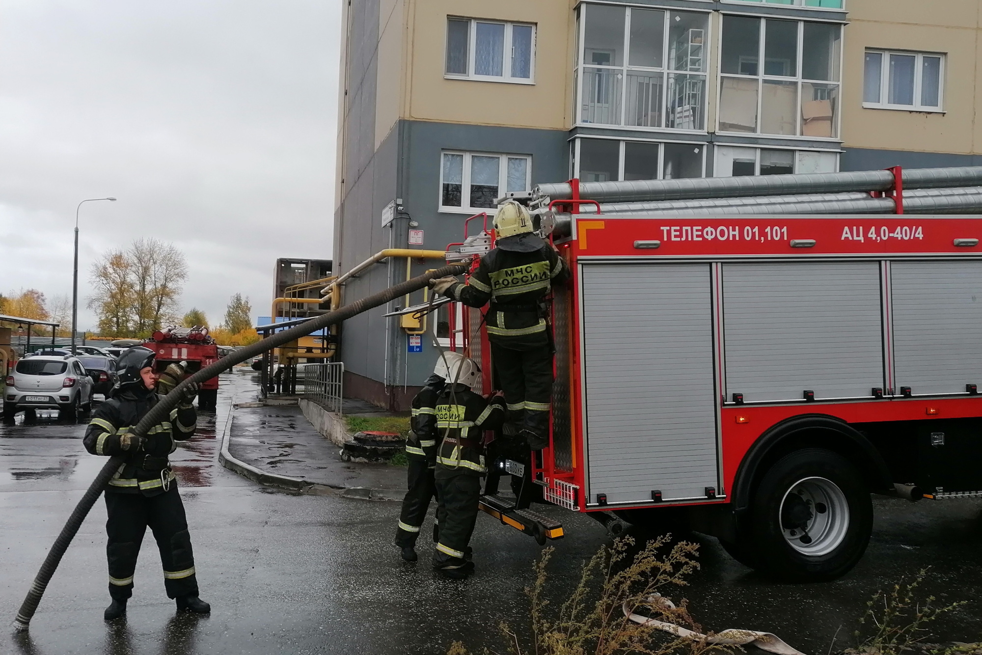 Восемь пожарных машин подъехали к 16-этажному жилому зданию в Новочебоксарске