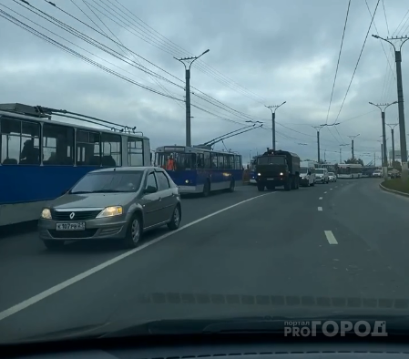 В Юго-Западном районе встали троллейбусы: "Люди пешком шли вдоль дороги до следующей остановки"