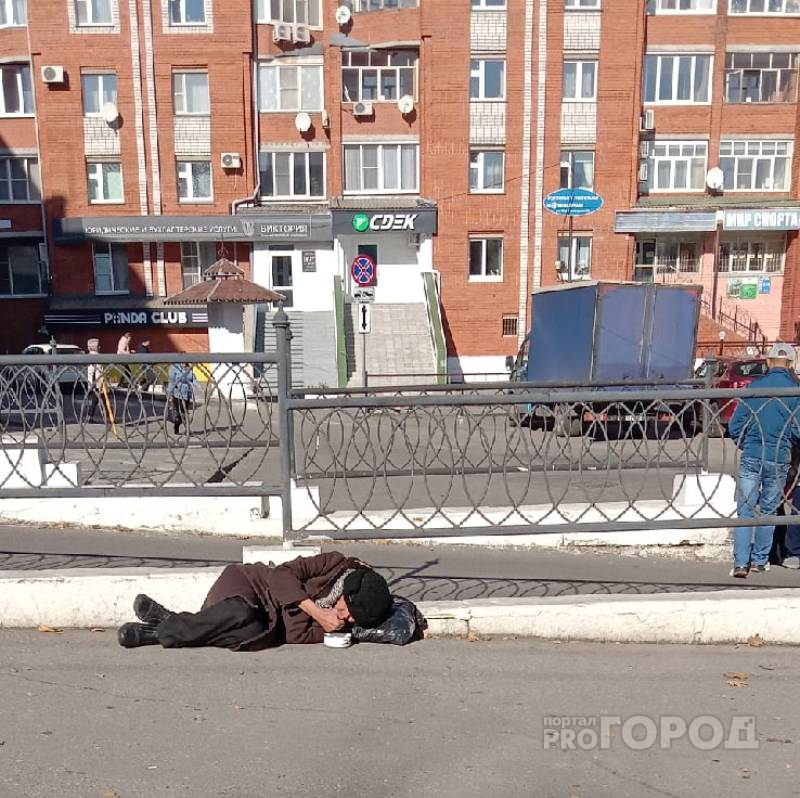 В центре Чебоксар горожане нашли лежащего мужчину: на помощь приехала бригада скорой помощи