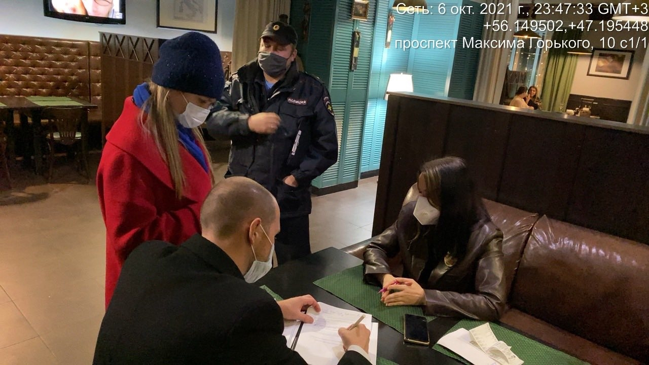 Ночью чиновники и полицейские зашли в чебоксарское заведение, а там персонал обслуживал гостей без масок