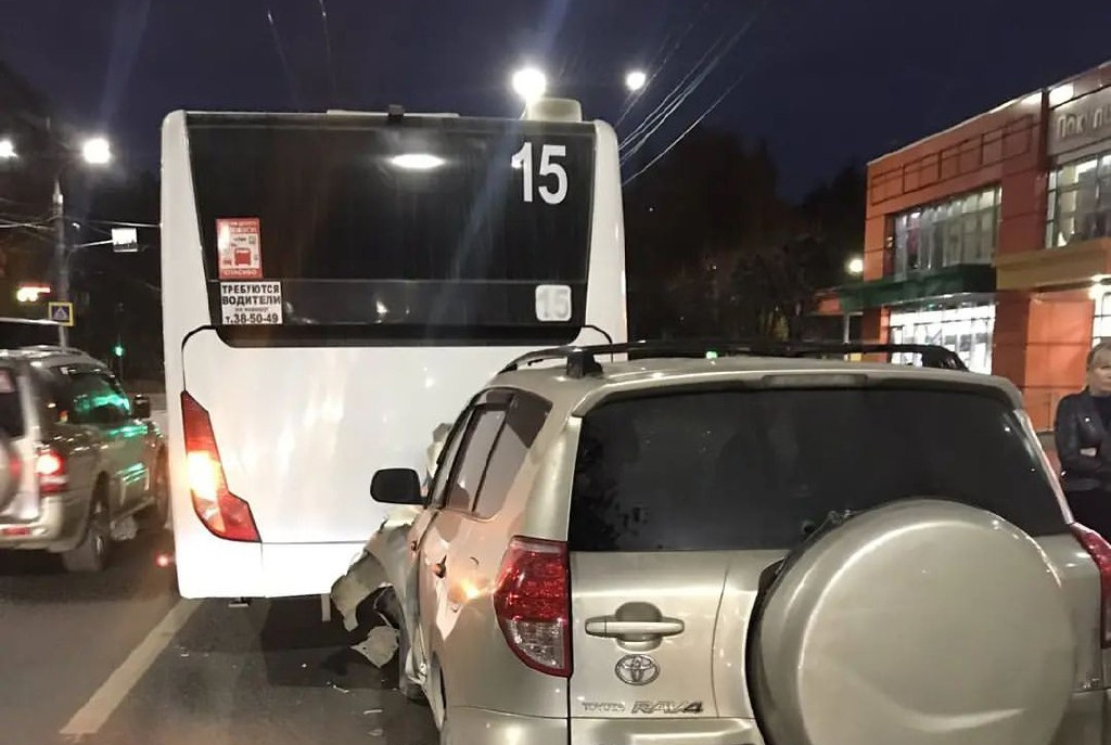 В Чебоксарах пьяный водитель устроил ДТП с пассажирским автобусом: в салоне было 15 человек