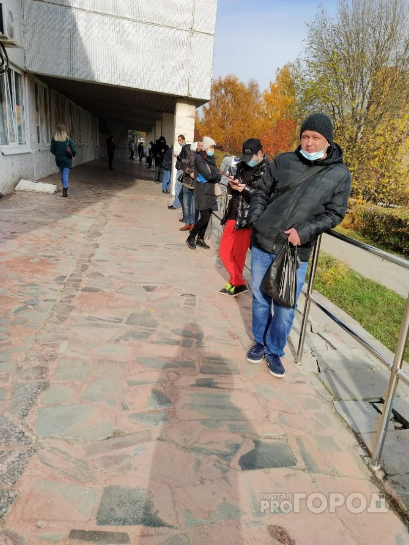 Очередь пациентов с ОРВИ в Чебоксарах начинается с улицы, стоят по 6 часов и мерзнут