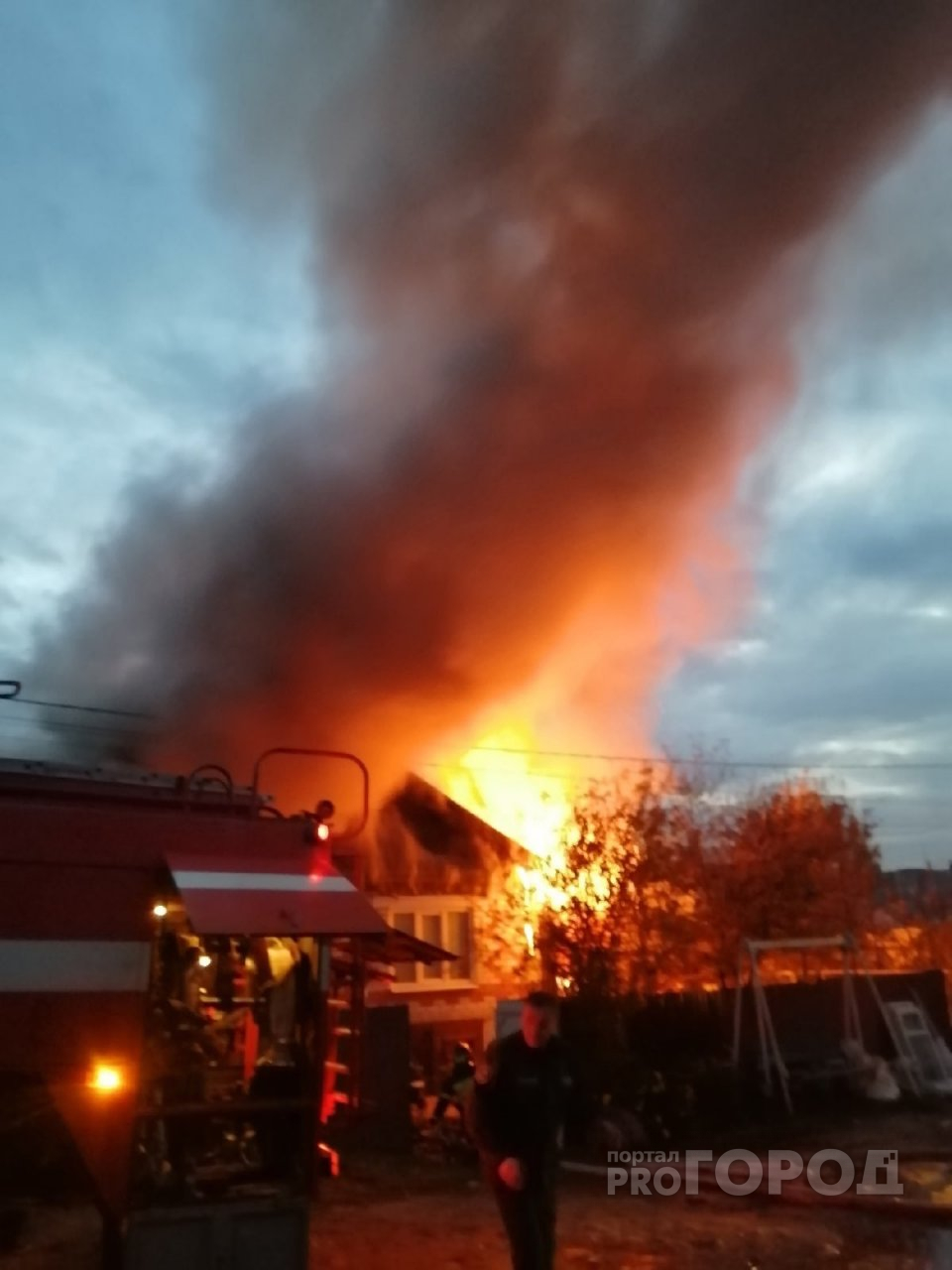 В Шумерле сгорел частный дом: к приезду пожарных все полыхало, и взрывались баллоны