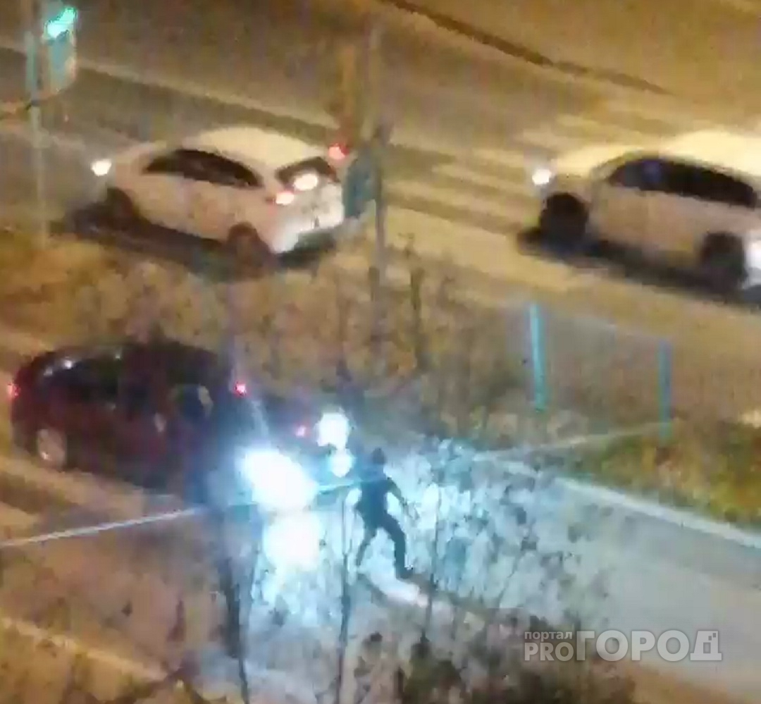 Пьяный парень на оживленной дороге кидался под машины