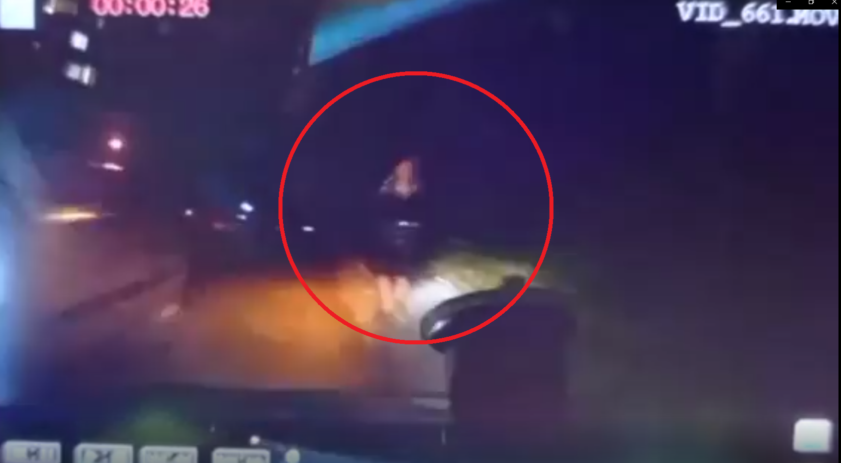 В Чебоксарах девушка шла по краю дороги, пока ее не сбила машина