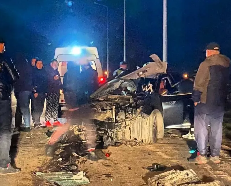 Фото к статье: В Чувашии водитель Toyota без прав влетел в столб и чудом выжил