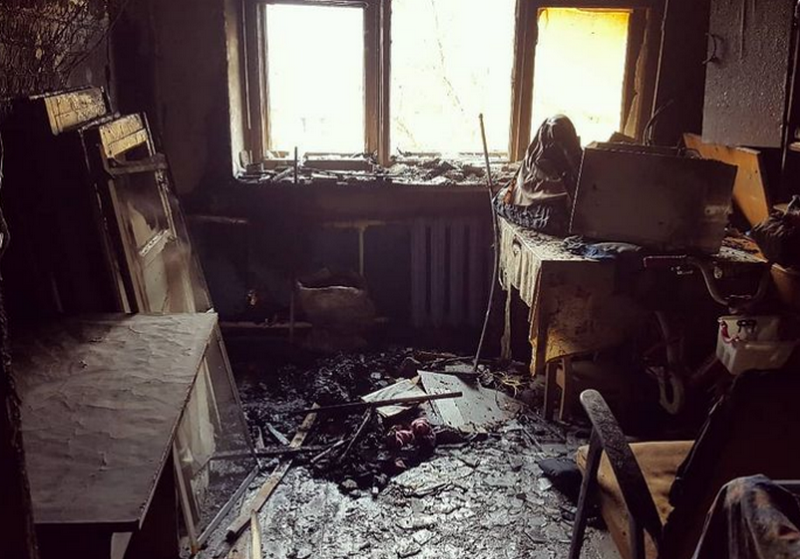 В Канаше эвакуировали жильцов горящего дома, один человек госпитализирован