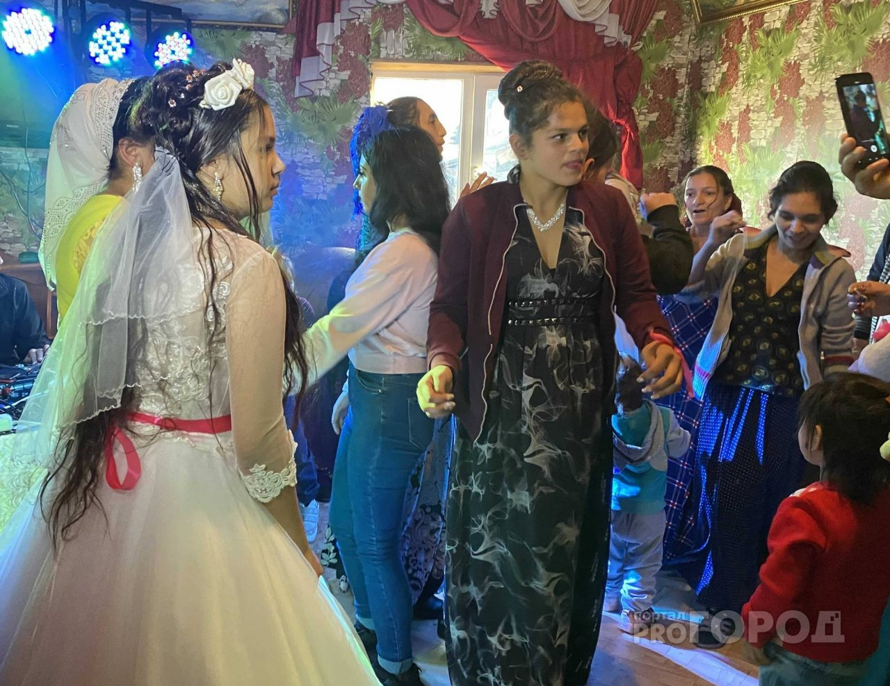Как играют цыганские свадьбы в Чебоксарах: во сколько выходят замуж, что принято дарить и почему не ходят в ЗАГС