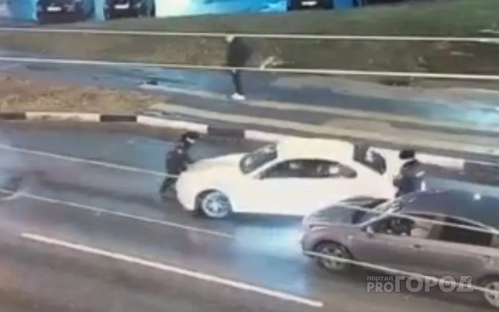Фото к статье: Водитель BMW устроил в центре Чебоксар стриптиз под матные песни и едва не задавил полицейского