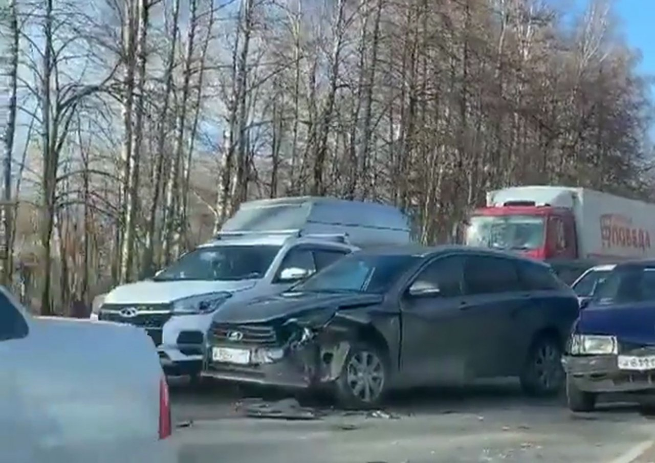 Фото к статье: Массовое ДТП недалеко от Чебоксар: люди не пострадали