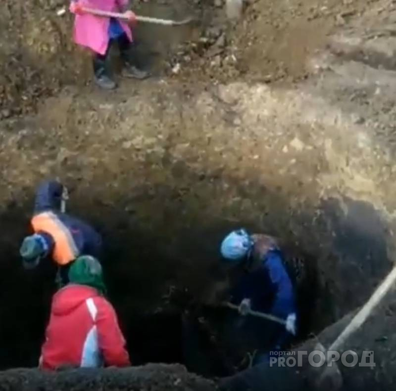 Жители Моргаушского района устали жить без воды: пенсионерки взялись за лопаты