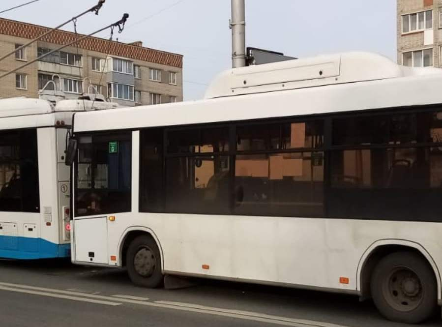 Автобус въехал в троллейбус в Чебоксарах: пострадала 18-летняя девушка