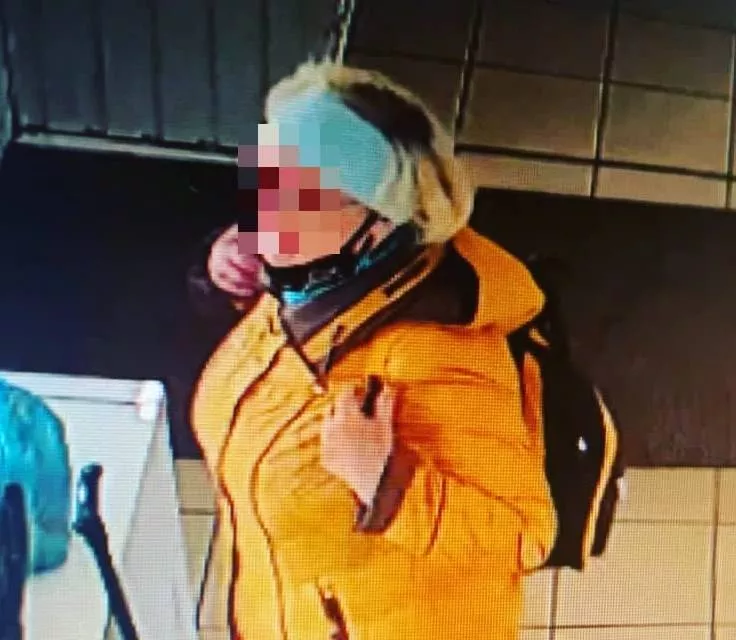 Фото к статье: Полиция ищет пенсионерку с тростью, которая расплачивалась чужой картой