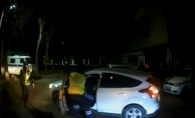 У пьяного водителя, который прокатил запрыгнувшего к нему в салон полицейского, забрали машину на спецстоянку