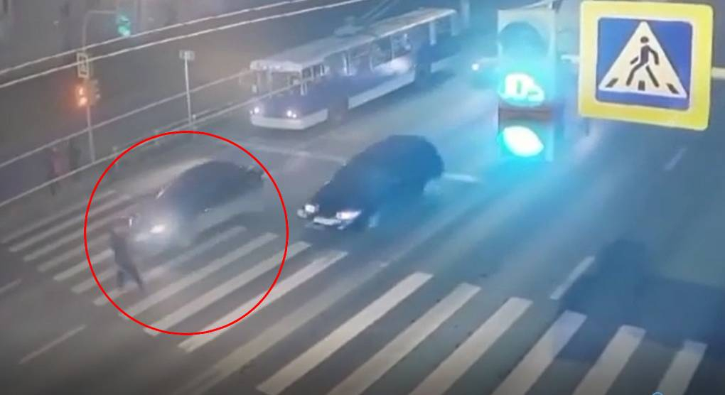 В Чебоксарах легковушка сбила пешехода, перебегавшего дорогу на красный свет