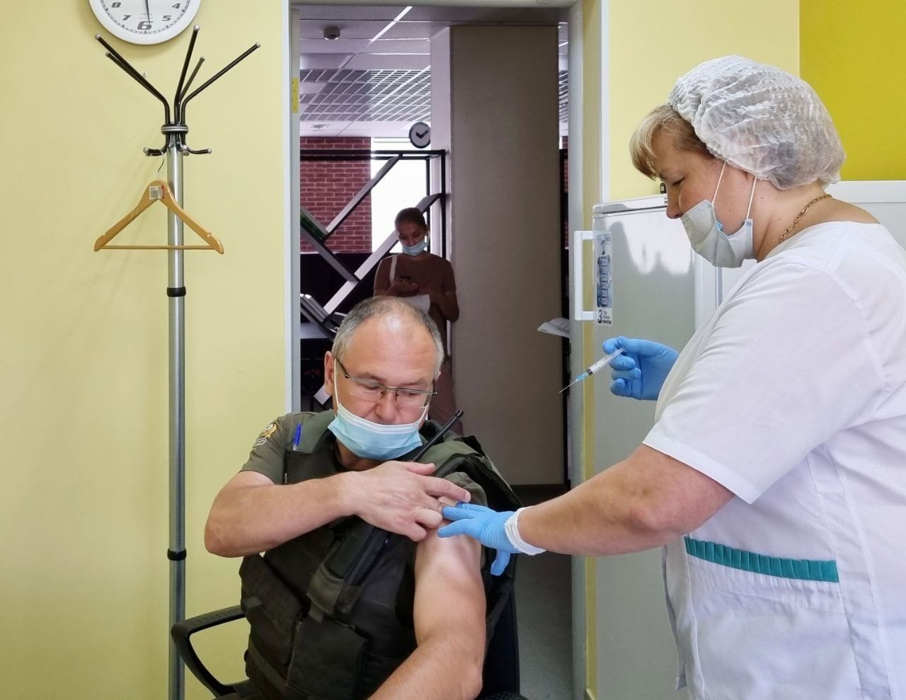 Власти продлили розыгрыш 100 000 рублей за вакцинацию от COVID-19
