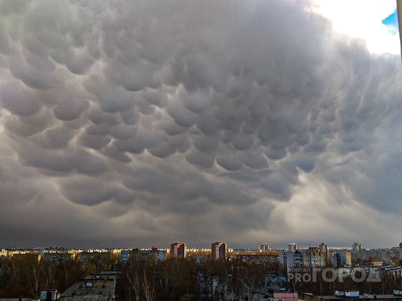 Чебоксарцы фотографируют необычные облака, которые сгустились над городом