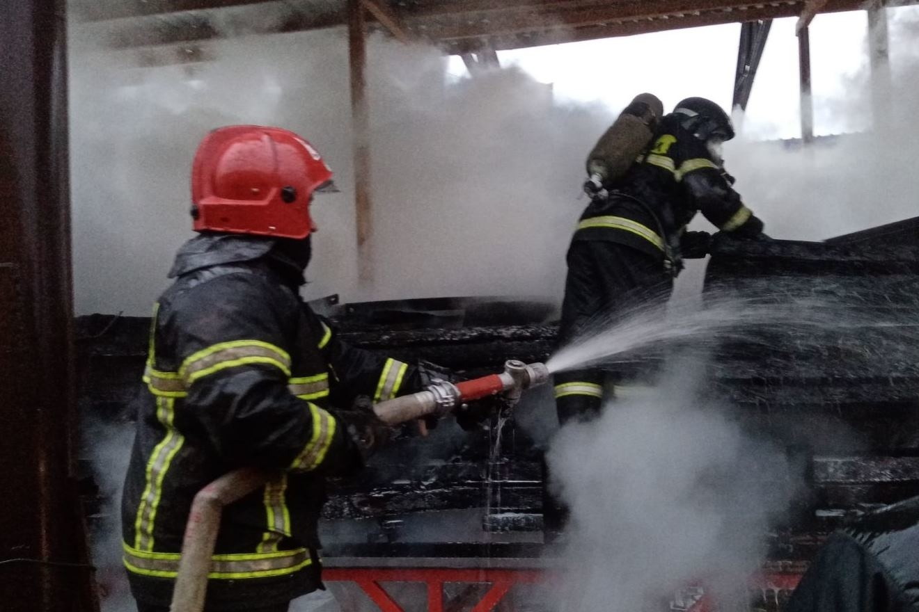 Спасатели вывели из горящего 5-этажного дома детей и взрослых: есть пострадавший