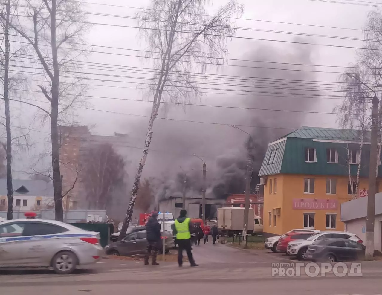 Фото к статье: В Чебоксарах горит цех по производству окон
