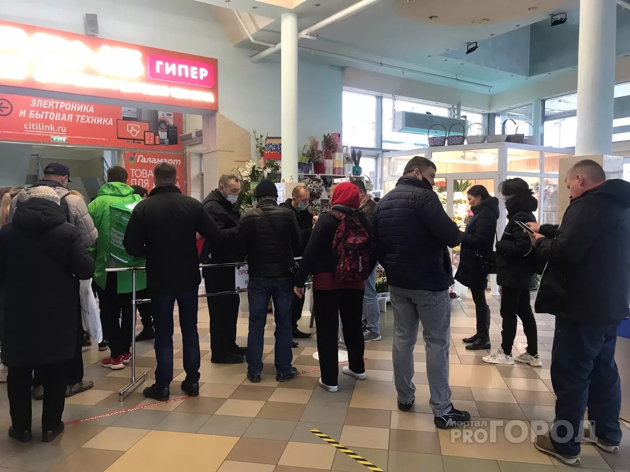 Фото к статье: В Чебоксарах после введения QR-кодов на входе в торговые центры выстраиваются очереди