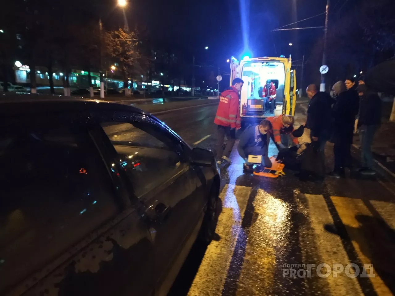 Фото к статье: В Новочебоксарске водитель иномарки сбил двух человек: у пешеходов серьезные травмы