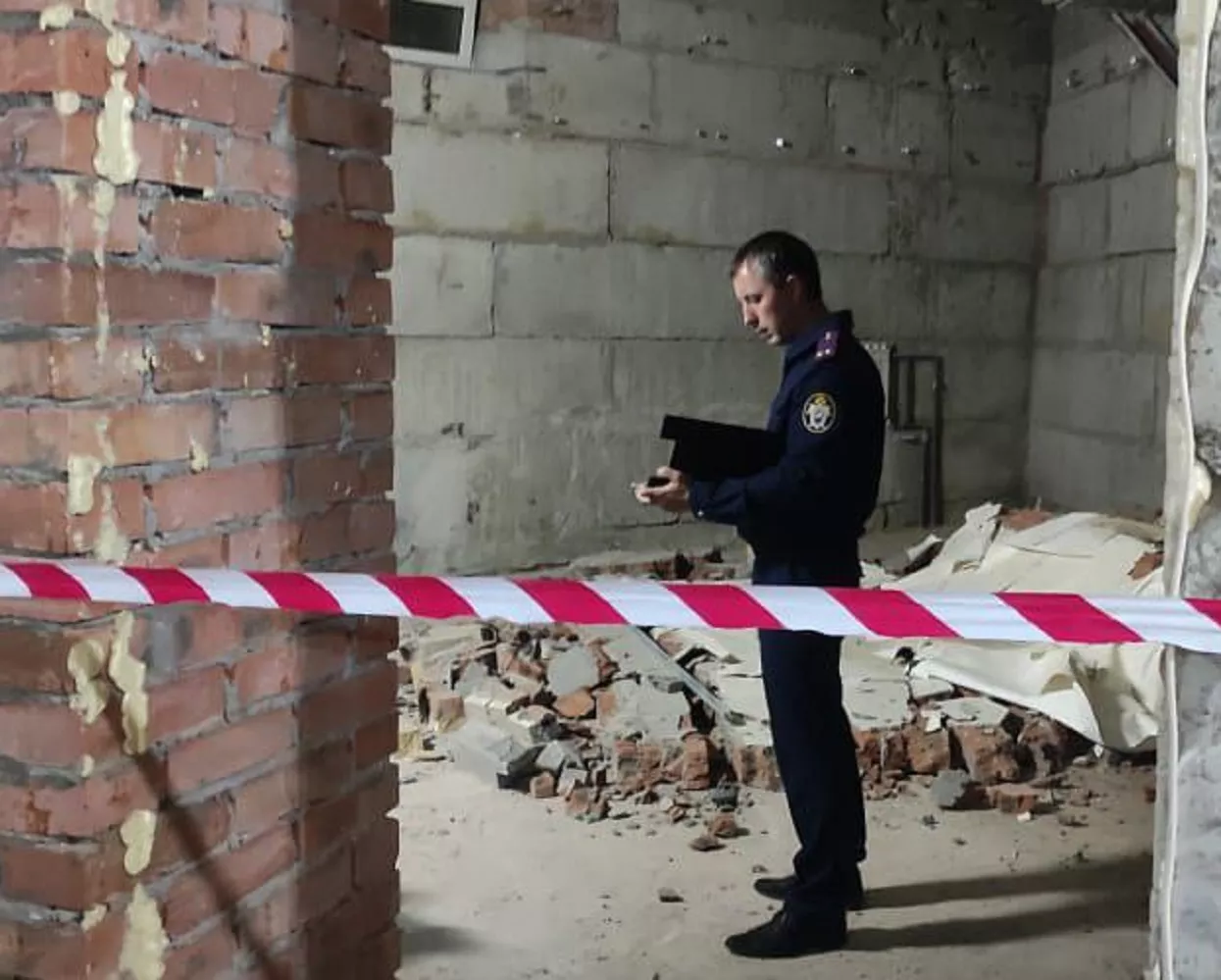 Фото к статье: В Чебоксарах следователи завели уголовное дело из-за гибели рабочего, которого придавило стеной в бывшем клубе