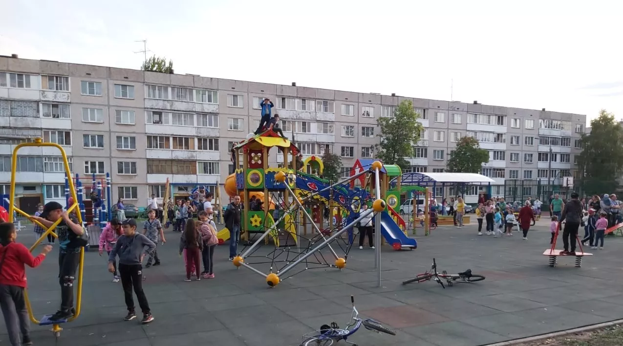 Фото к статье: Спустя всего год на новой детской площадке в Чебоксарах подожгли горку