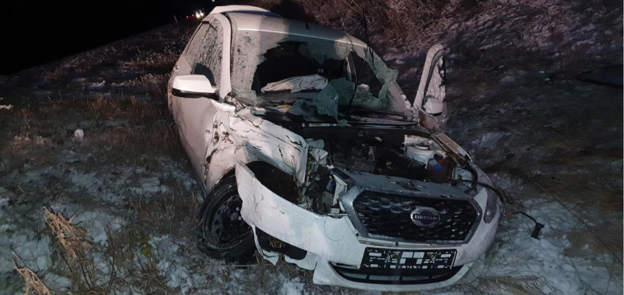 В Чувашии легковушка влетела в фуру: женщина-водитель умерла по дороге в больницу