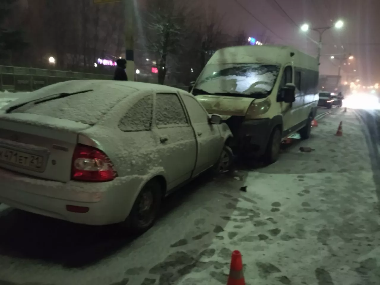 Фото к статье: В Новочебоксарске лоб в лоб врезались маршрутка с "Приорой", есть пострадавшие