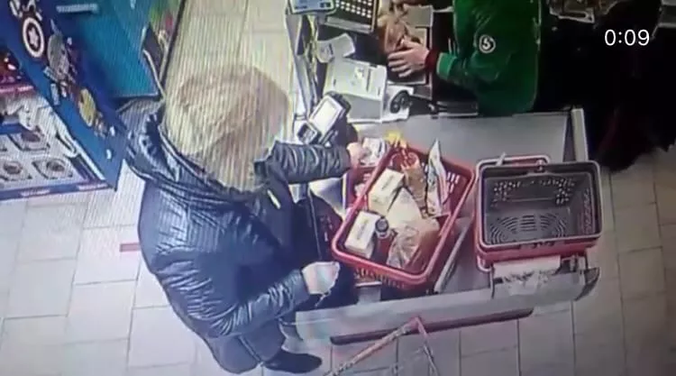 Фото к статье: В Чувашии задержали женщину, которая украла кошелек в магазине
