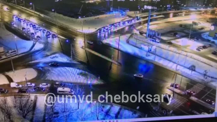 Фото к статье: Водитель маршрутки проскочил на желтый свет светофора и столкнулся с легковушкой: пострадавших забрала скорая