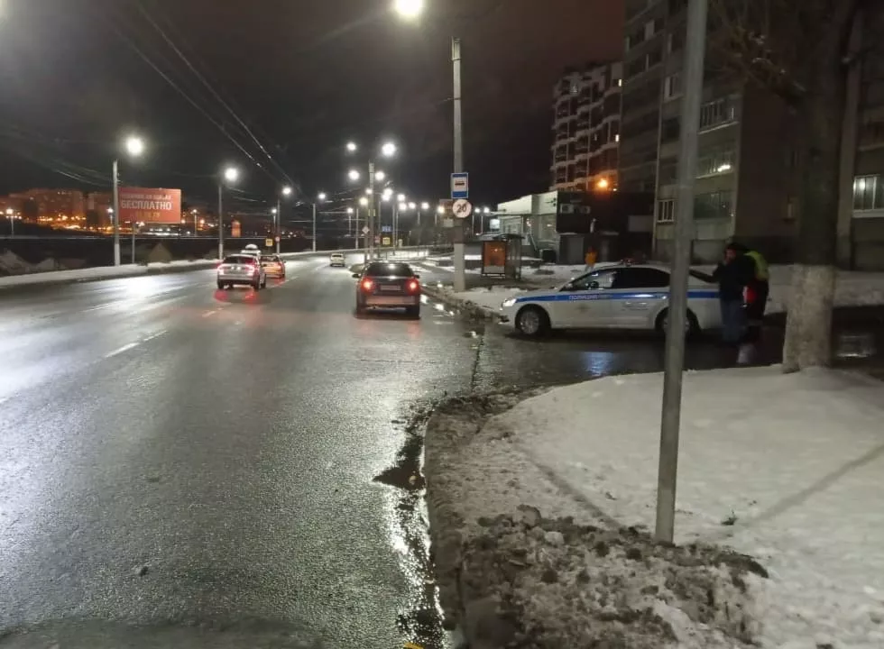 Фото к статье: В Чебоксарах водитель иномарки сбил на зебре женщину