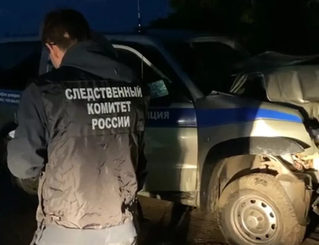 Фото к статье: Пьяный полицейский на служебной машине припечатал прохожего к КамАЗу: мужчине грозит до 7 лет тюрьмы