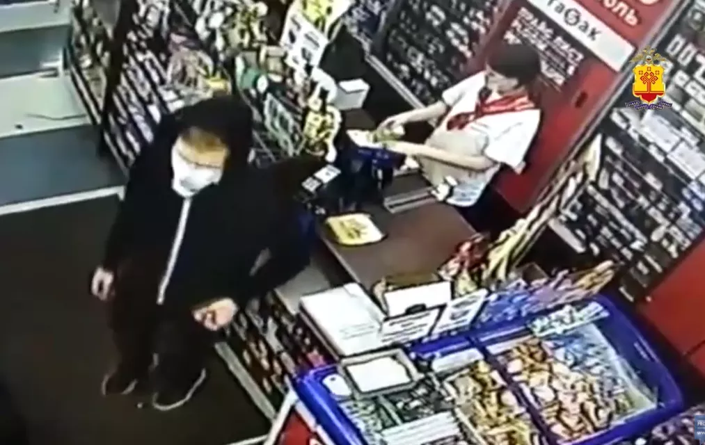 Фото к статье: В Чебоксарах ищут парня в капюшоне и маске, который расплачивался присвоенной картой