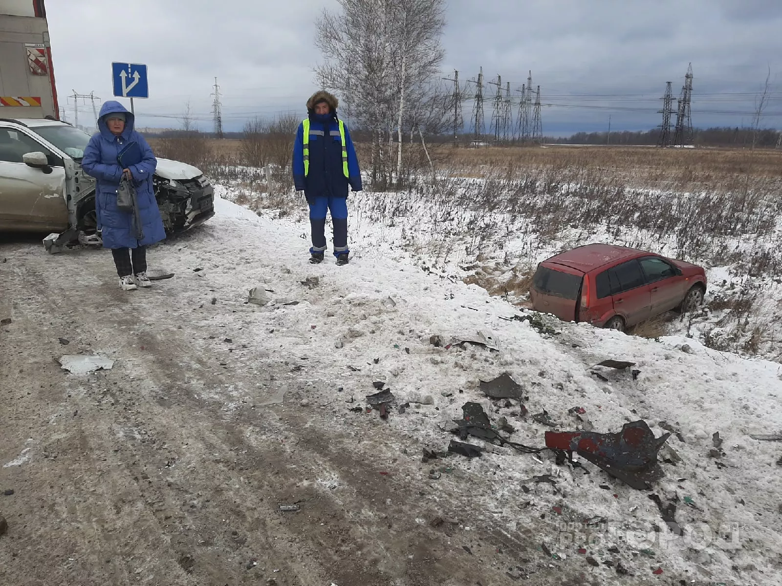 Фото к статье: В Новочебоксарске автоледи на "Митсубиси" отправила одну машину в кювет и подбила фуру