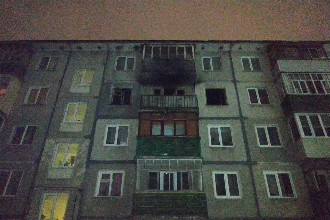 Ночью в Чебоксарах вспыхнула двухкомнатная квартира: в пожаре пострадала женщина