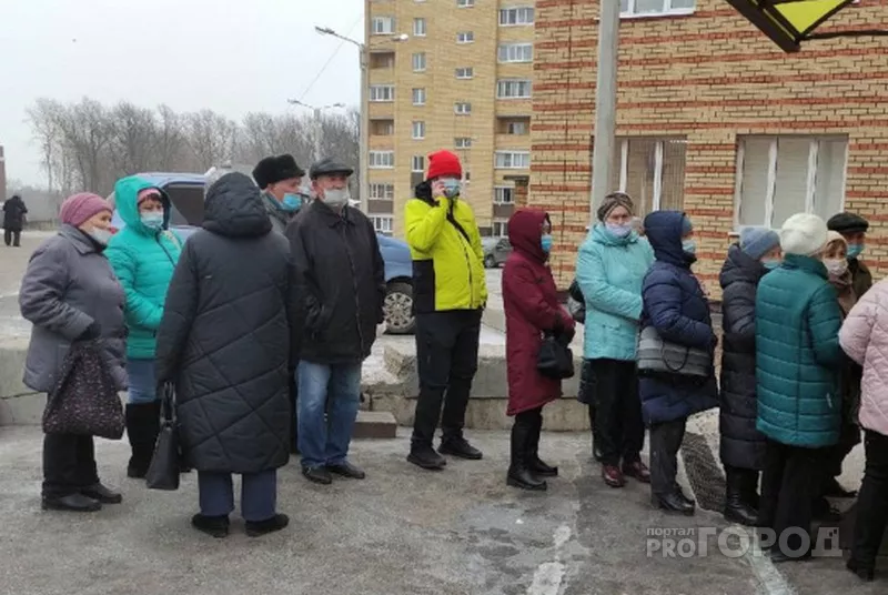 Фото к статье: МФЦ Чувашии продолжают штурмовать привитые пенсионеры: за день более трех тысяч обращений