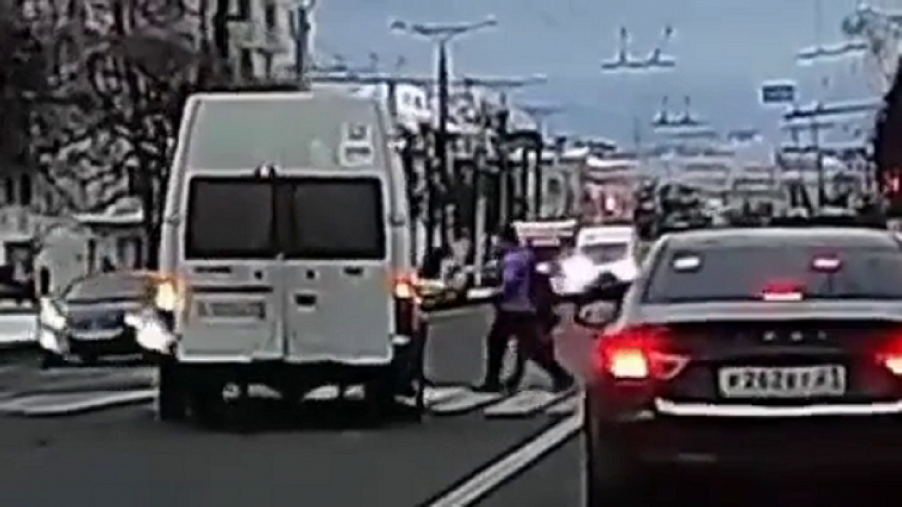 В Чебоксарах вычислили маршрутчика, который едва не сбил двух человек на пешеходном переходе