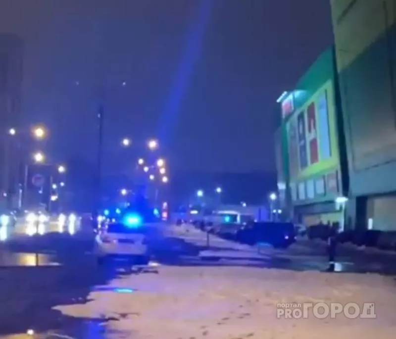 Фото к статье: На территории трех крупных торговых центров в Чебоксарах горожане заметили скопление спецмашин