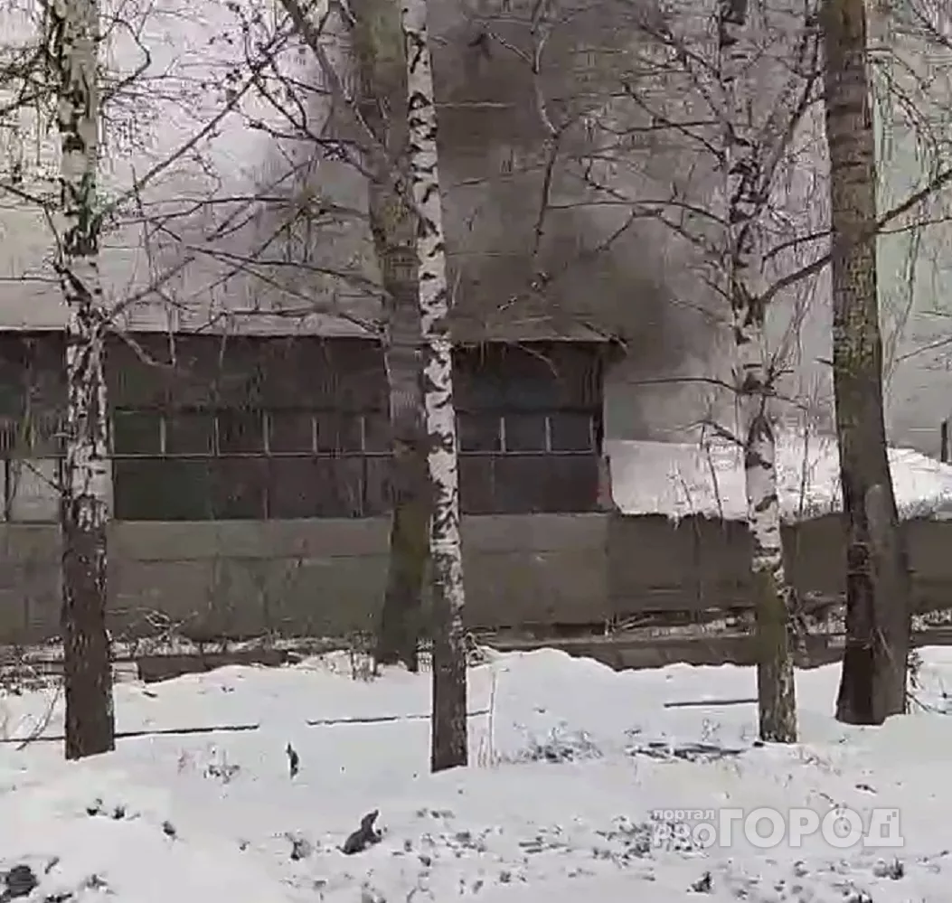 Фото к статье: В Новочебоксарске на территории бывшего завода случился пожар в ангаре: "Видимо, КамАЗ какой-то горит"