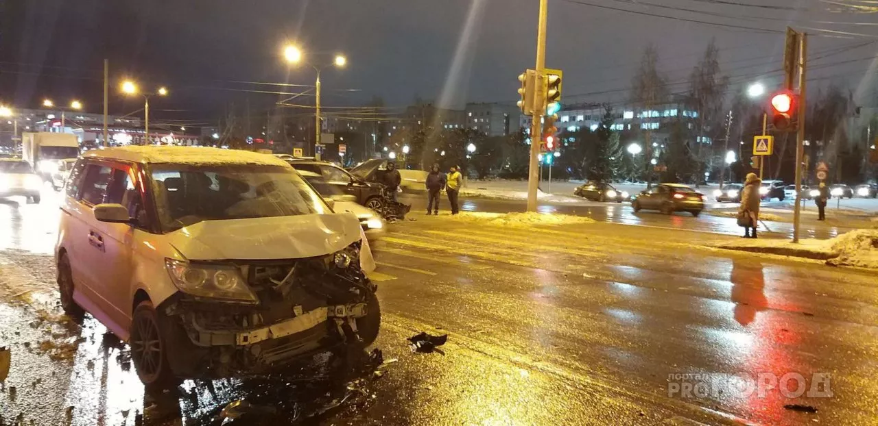 Фото к статье: Из-за аварии в Новоюжном районе встали четыре полосы