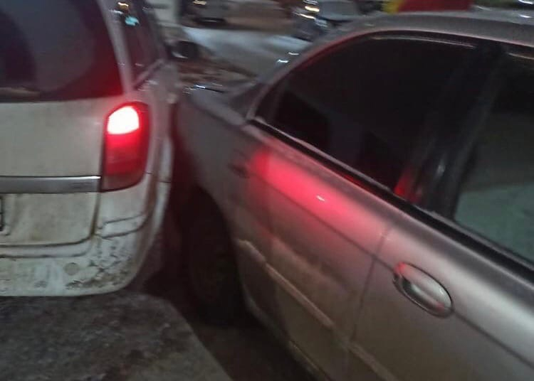 В Чувашии водитель иномарки врезался в припаркованный автомобиль и скрылся